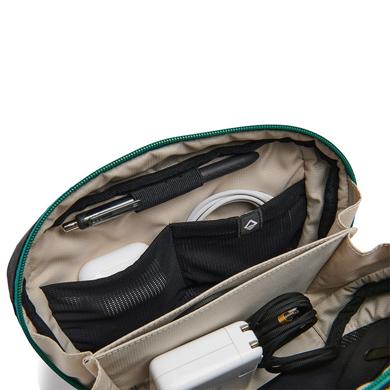 Traveler Tech Sling: Raven Black